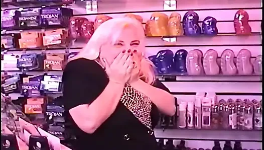 Tante seksi rambut pirang lagi asik nyepong kontol di glory hole sampai dicrot di dalam