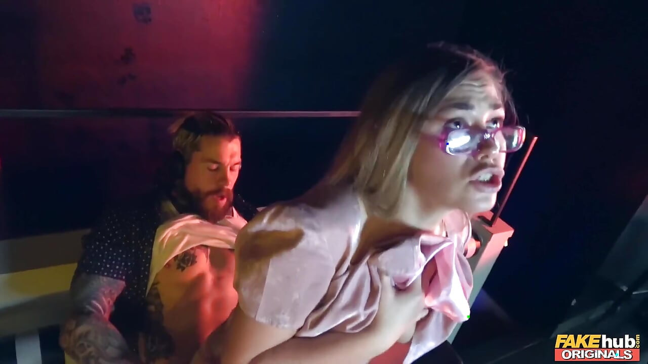 Fakehub Originals - blonda Selvaggia are parte de o ejaculare facială dură de la Superstar Dj Dean Post Set sex