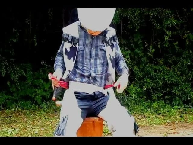 Scopa il culo da cowboy spogliarello nudo fuori all&#39;aperto