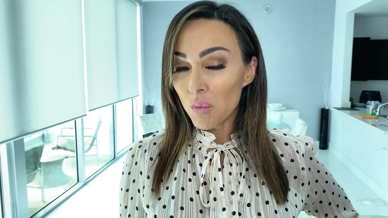 热辣的澳大利亚继母变得怪异并舔我的屁股