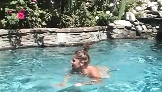 Превосходная крошка с большой задницей наслаждается скачкой на большом черном члене