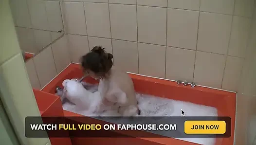 Sexy teen in einem heißen bad
