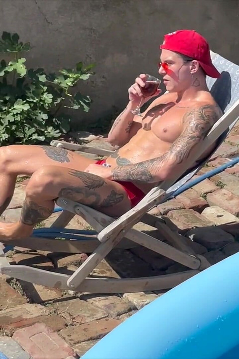 园丁激起了我, 我在院子里的秋千上把自己交给了他.