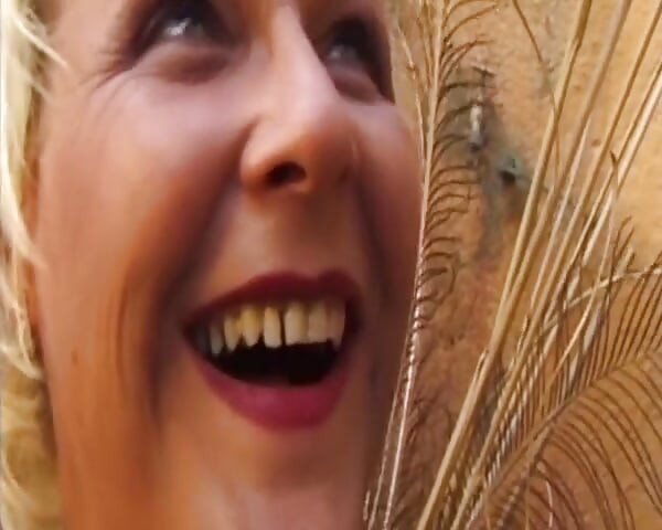 Blonde milf met grote kont neuken in de slaapkamer totdat ze een creampie neemt
