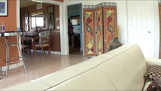 Güzel Bir Esmer İçin Kanepeye Binmek