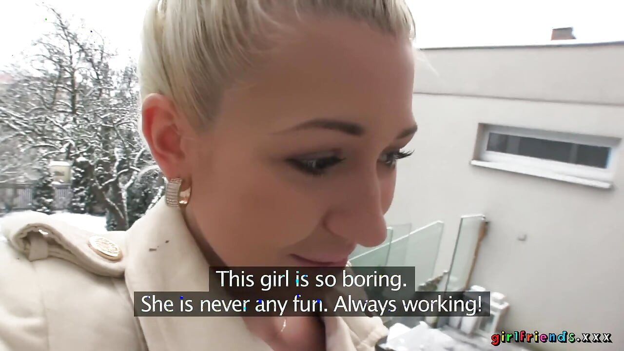 Girlfriends Xxx - γλείφει το μουνί της φίλης της στη δουλειά