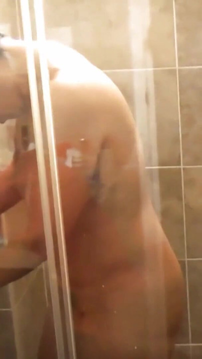Snažan trenutak iz "SVRŠAVANJE NUDISTA SRETAN KRAJ S ADAMANDEVEOM I LUPOM"