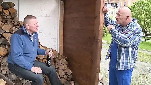 Dövmeli Vixens Vahşi Sahnelerde Emiyor Ve Sikişiyor