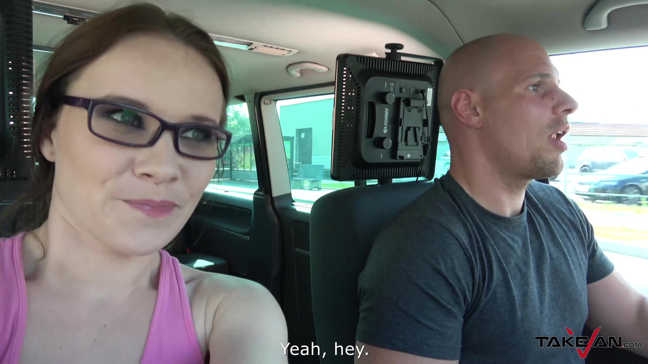 娇小的金发女郎被坚硬的大鸡巴挑战