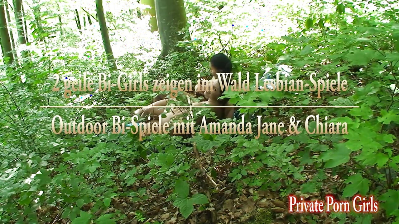 Αμφιφυλόφιλα κορίτσια παίζουν στο δάσος