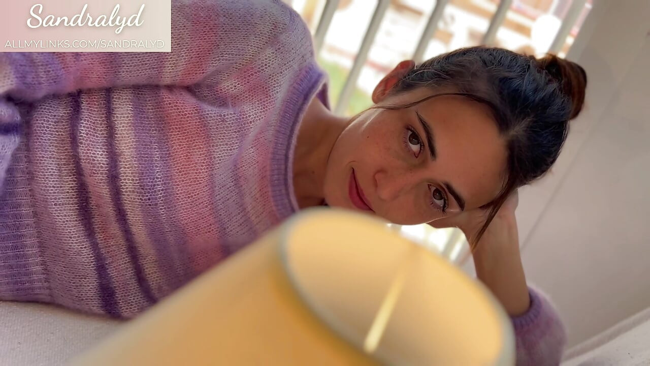 Fată spaniolă singuratică în dormitorul ei