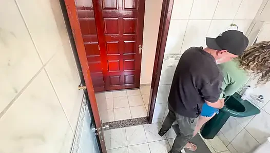 Cewek sange ini ngusap adik tirinya di kamar mandi