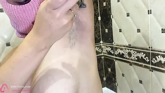 Bir epilator ile koltuk altı epilasyonu! Tıraşlı kıllı koltuk altları! Depilasyon!