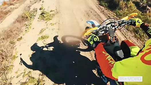 ANAL KASAR DI SEPEDA MOTOR KOTOR. MIA BANDINI