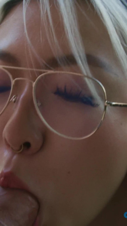Moment à partager avec « Cette petite salope asiatique adore montrer ses talents de suceuse de bites au ralenti avant de se faire éjaculer dessus »