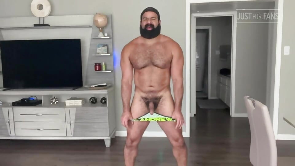 Muscle Bear webcam show in underwear and happy ending