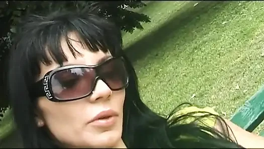 Brunette muda memamerkan memeknya di luar ruangan