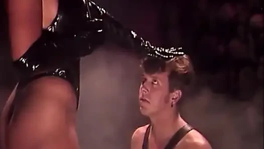 Жадную Анжелику Беллу сняли на видео во время безжалостного анала