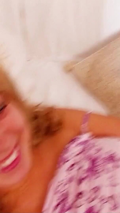 Morate podijeliti trenutak iz "Zaobljena tinejdžerka postaje napaljena gledajući porniće i zavodi na analni trojac DP Fuck"