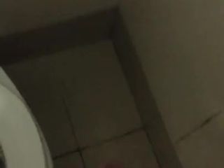 Punheta no banheiro