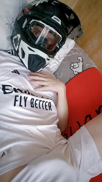 Der typ trägt eine fußballuniform und mx er mit einem morgen-sperma