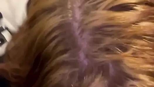 18-летняя красавица делает минет