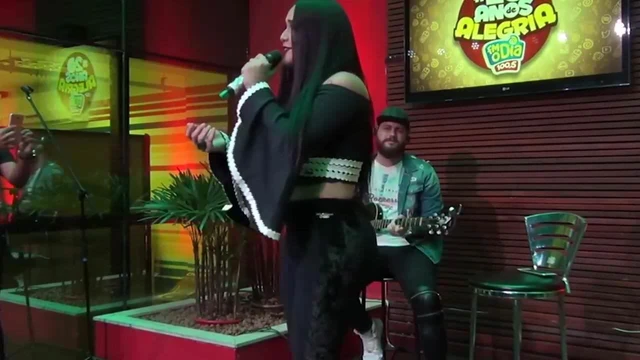 Perlla cantora muito gostosa