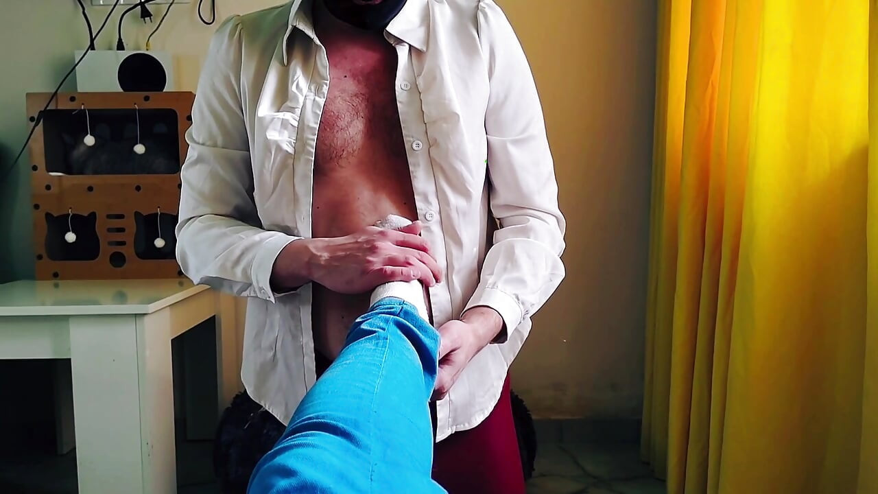 En slave giver mig en fodmassage i sokker og snuser til mine faste ben. Sokkefetich, fodtilbedelse. POV.