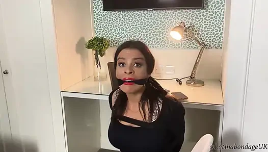 Sekretaris seksi diikat dan disumpal dan disumpal dan lanjut besar sambil elang di ranjang!
