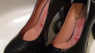 Mijado nos sapatos novos da prostituta