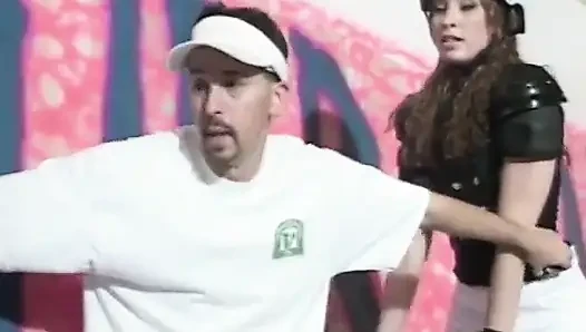 Сучку долбят ее тугую задницу