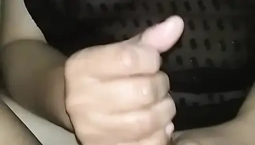 Lagi asik ngocok kontol Tante Angelina bantuin sampai muncrat