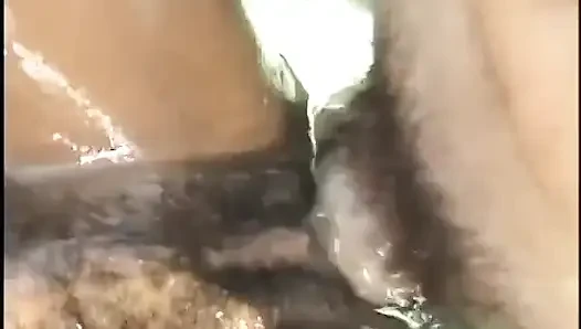 Cewek-cewek muda pengen berbagi pria sange ini bareng-bareng di kolam renang