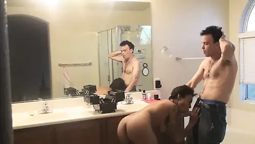 Cewek semok kulit hitam ini dientot habis-habisan sama kontol besar sampai matanya merem melek
