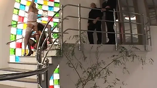 Sarışın ve büyük yarakları seven esmer bir kadın için ateşli dörtlü sikiş