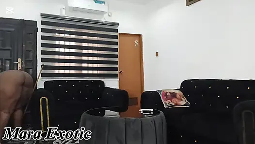 Bersih-bersih rumah cewek semok kulit hitam dengan pantat bahenol - mara exotic