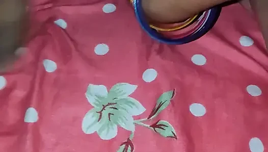 Ibu rumah tangga hot desi sendirian di rumah dan mengambil mentimun di memek untuk setisfy sendiri