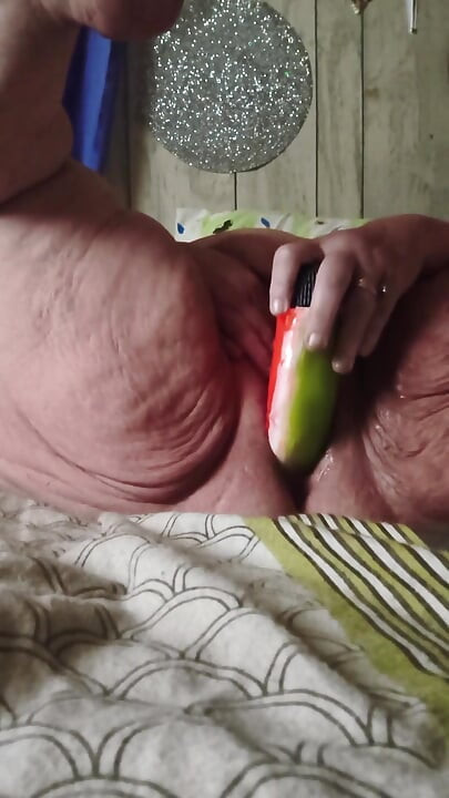 Encore n, elle jouit avec un sourire coquin