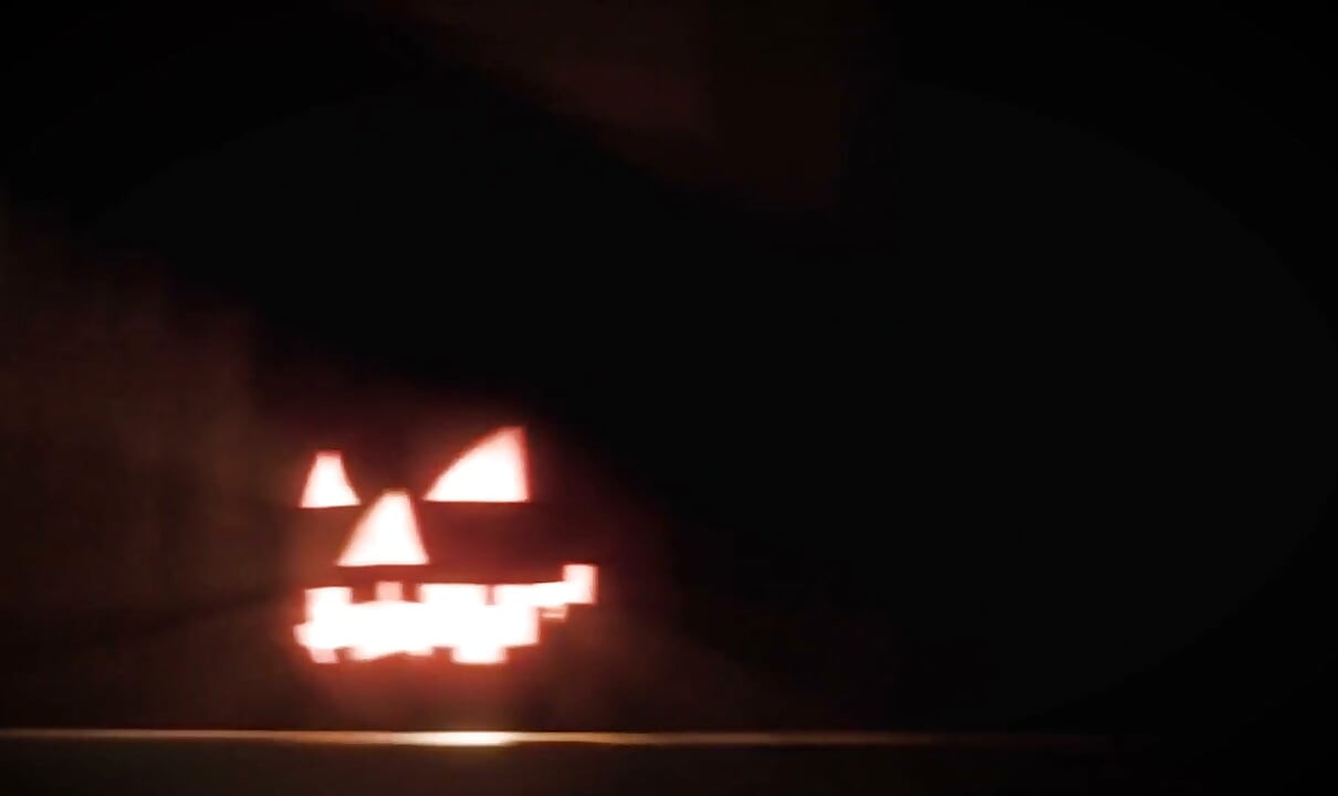Halloween. Futanari fute dur o fată într-un dulap și ejaculează în ea.