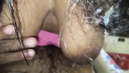 Симпатичная грудь домохозяйки сдавливает грудь, поза наездницы