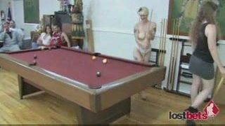 Amateur-Schlampen spielen Strip-Pool