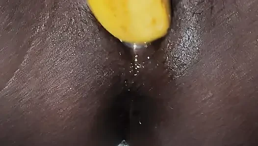Istri memuaskan keinginannya dengan menggunakan pisang.
