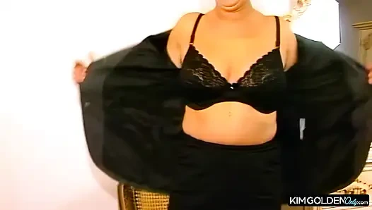 Geile Bruenette testet dicke Dildos