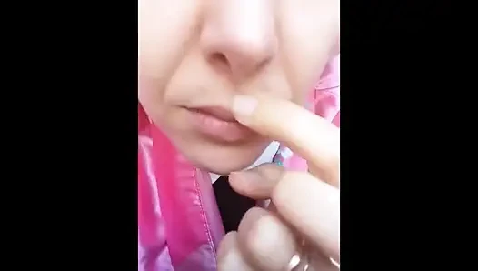 Aku seharusnya tidak menempelkan jariku di hidungku, tapi aku sangat menikmatinya...