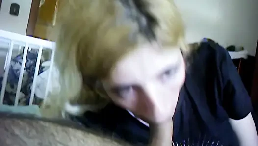 2 Винтажные видео молодой жены, сосущей член и принимающей сперму в рот, игриво.
