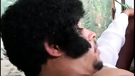 Bayan adam yatakta iki istekli sürtük tarafından sikini emdiriyor