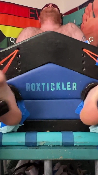 Dlakavi Ryan dobiva dobru škakljanju