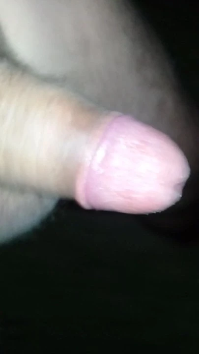 Menino gostoso andando nu pela rua