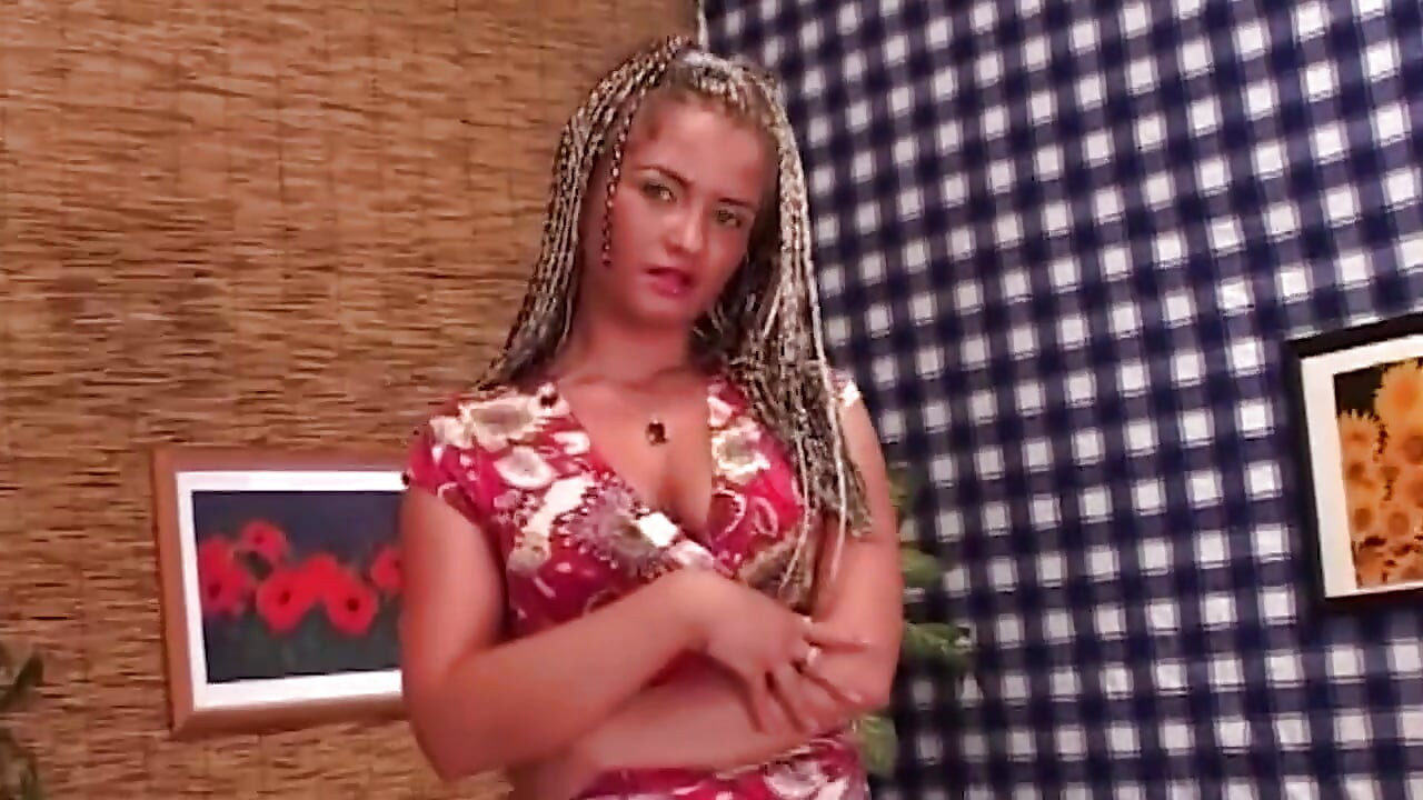 Geile milf wordt geneukt in een wild bankneukfeest