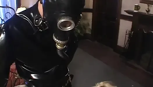 Gaz maskesi içinde lateks elbiseli çifte anal seks